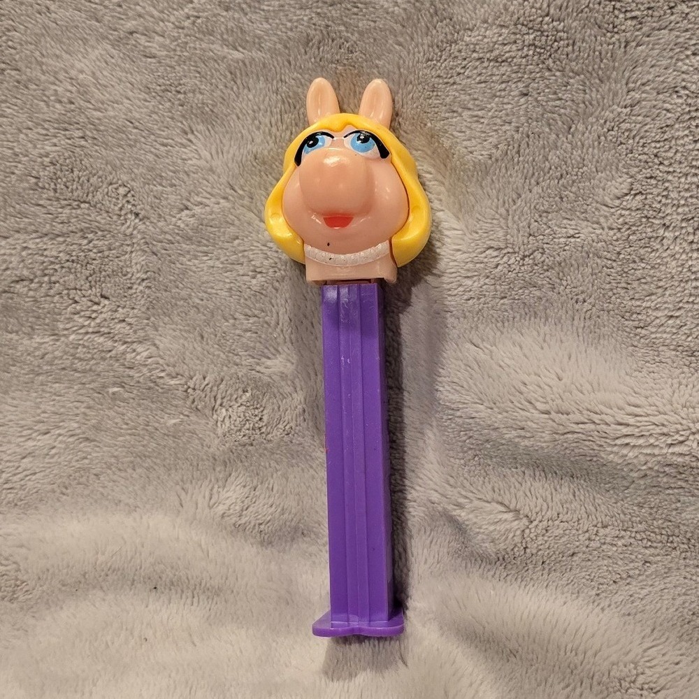 Vintage PEZ Miss Piggy Muppets Purple Stem Footed‎ Candy Dispenser